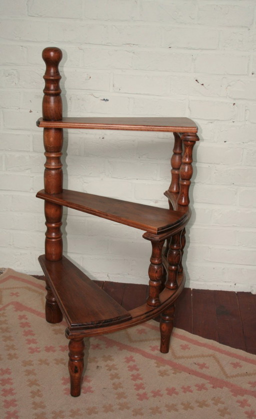 Alte Bibliothekstreppe in perfektem Zustand