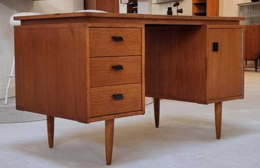 Schreibtisch aus der Mitte des Jahrhunderts