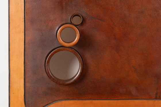 Image 1 of Krukjes en wandlamp van kersenhout en leer. Jaren 70.