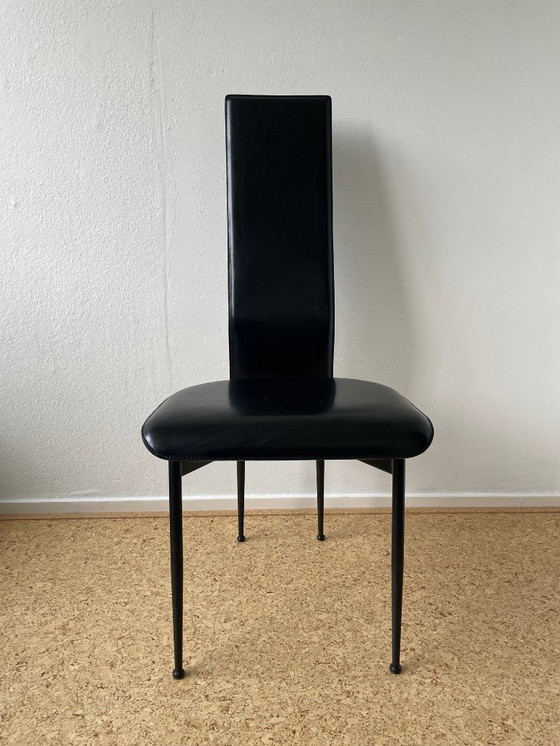 Image 1 of Een paar vintage zwarte leren Italiaanse design eetkamerstoelen (Fasem S44)