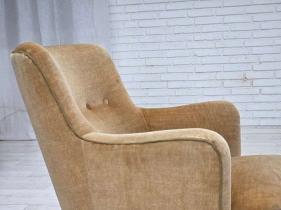 Image 1 of Poltrona danese, anni '70, in velluto verde chiaro.