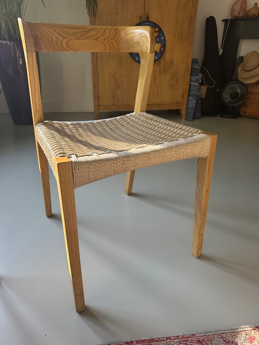 2 chaises en chêne du restaurant Coulisse à Amsterdam