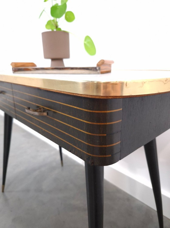 Mobile anni '50 con gambe inclinate, piano in laminato, cassetti e dettagli dorati. – Cassettiere, Wood (photo 14 of 20)