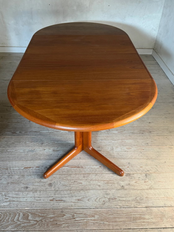 Image 1 of Vintage round Scandinavian teak table with a central star base, extendable.