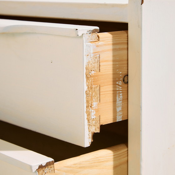 Image 1 of Mk9920 Table de nuit peinte en blanc avec trois tiroirs