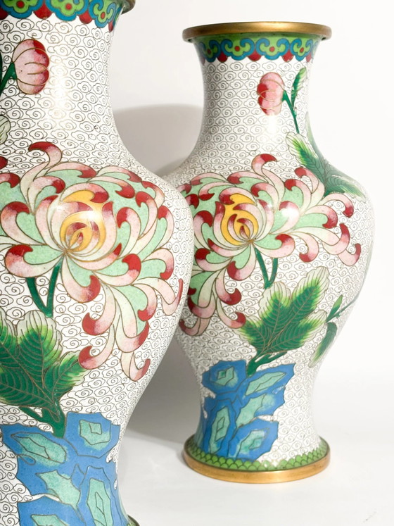 Pair of Chinese Cloisonné Vases with Floral and Hummingbird Motifs, 1950s – Metal (photo 11 of 15)