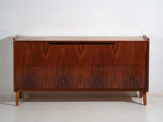 Credenza con vetrina Mid-Century impiallacciata in noce con gambe affusolate – Cecoslovacchia, circa 1960 (photo 37 of 39)