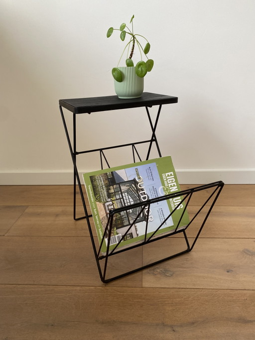 Table d'appoint pliante vintage avec porte-revues des années 1960 – bijzettafels, Wood, Metal