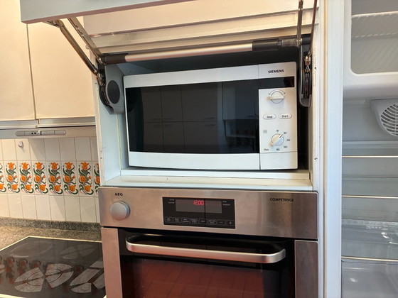Cucina componibile vintage bianca con piano di lavoro in granito e Gaggenau, Miele, Neff (photo 4 of 11)
