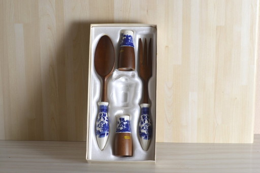 Utensilios de servir asiáticos de madera y porcelana / pimentero y sal