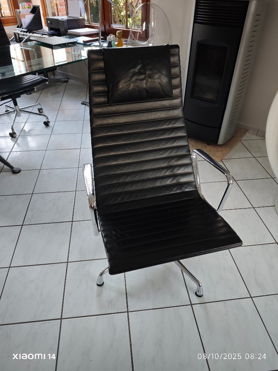 Image 1 of Sedia da ufficio Vitra EA124 di Charles e Ray Eames.