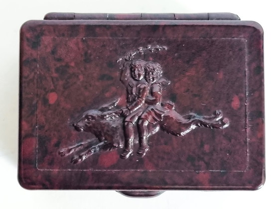 Image 1 of Portapillole/mini scatola in bachelite – bambini che cavalcano un coniglio – Art Deco in marmo rosso e nero