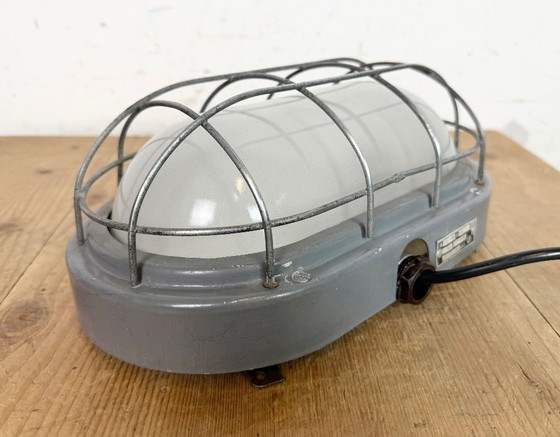 Image 1 of Industrielle graue Wandleuchte mit Milchglas von Elektrosvit, 1970er