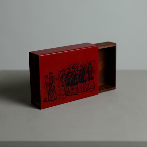 Boîte à cigarettes Piero Fornasetti „Soldats en marche“ en métal émaillé et acajou, Milan, années 1950
