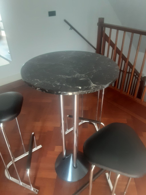 Mesa de bar con taburetes