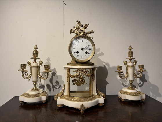 Set di orologio francese con pendolo in vetro e 2 candelabri. – Glass, Marble (photo 4 of 8)
