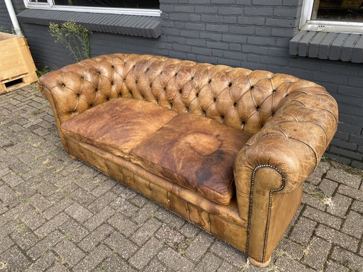 Divano Chesterfield antico molto vecchio color cognac