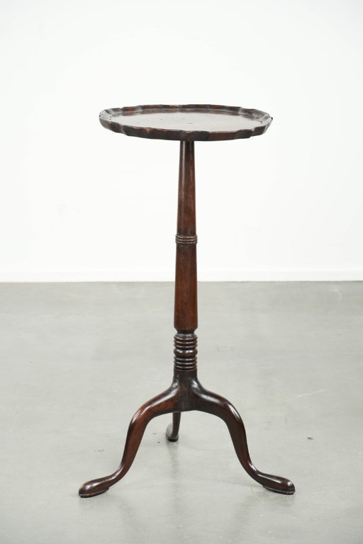 Elegant and subtle antique English wine table/plant/side table from the late 18th century