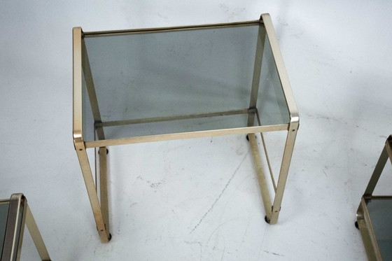 Image 1 of Ensemble de trois tables d'appoint gigognes en aluminium doré et verre – Italie, années 1970