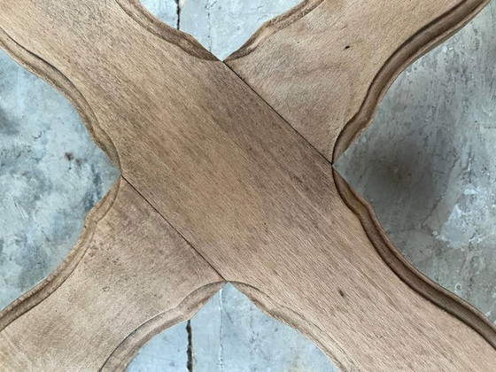 Image 1 of Affascinante tavolino rotondo in rovere sbiancato con gambe tornite