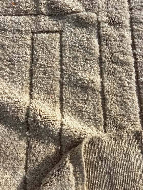 Image 1 of Nieuw handgeweven Marokkaans Mrirt-tapijt van natuurlijke wol – minimalistisch geometrisch ontwerp