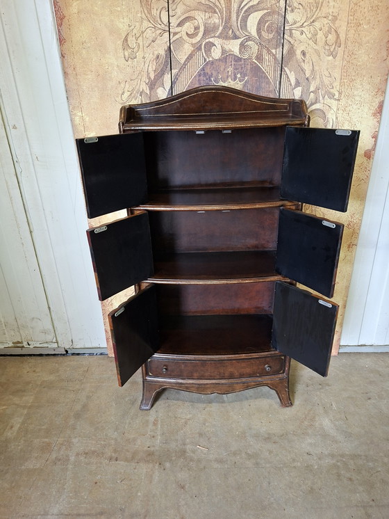 Image 1 of Unieke lederen kast uitstraling boekenkast met 6 deurtjes.

Afm. 65x28cm en 122cm hoog