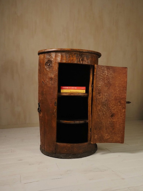 Image 1 of Cabinet d'art populaire primitif fabriqué à partir d'un vieux tronc d'arbre.