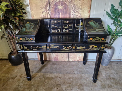 Scrivania antica orientale, dimensioni: 124x67cm e 105cm di altezza.