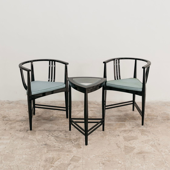 Image 1 of Ernest Archibald Taylor: een paar fauteuils en een driehoekige salontafel, design uit de jaren 80.