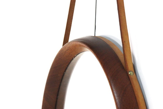 Image 1 of Miroir rond en teck avec bracelet en cuir