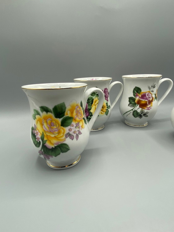 4 tasses en porcelaine anglaise – Décor de roses jaunes et mauves – Bordure dorée – Objets déco (photo 2 of 5)