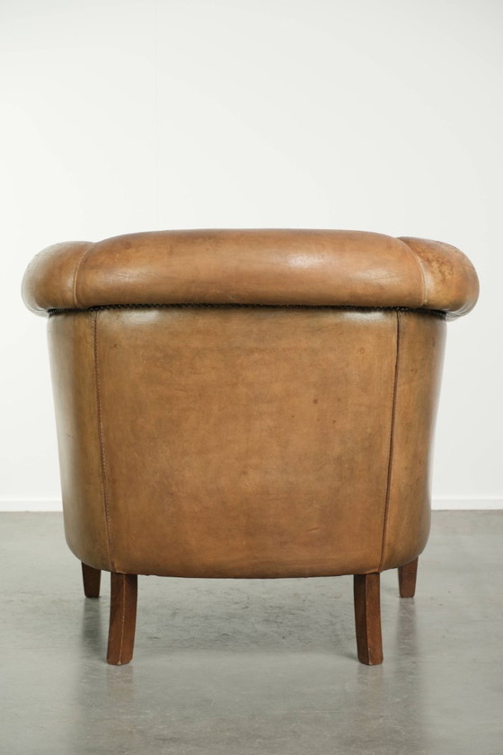 Leuke grote en comfortabele vintage schapenleren clubfauteuil in een mooie lichte cognac kleur – Leather (photo 4 of 12)