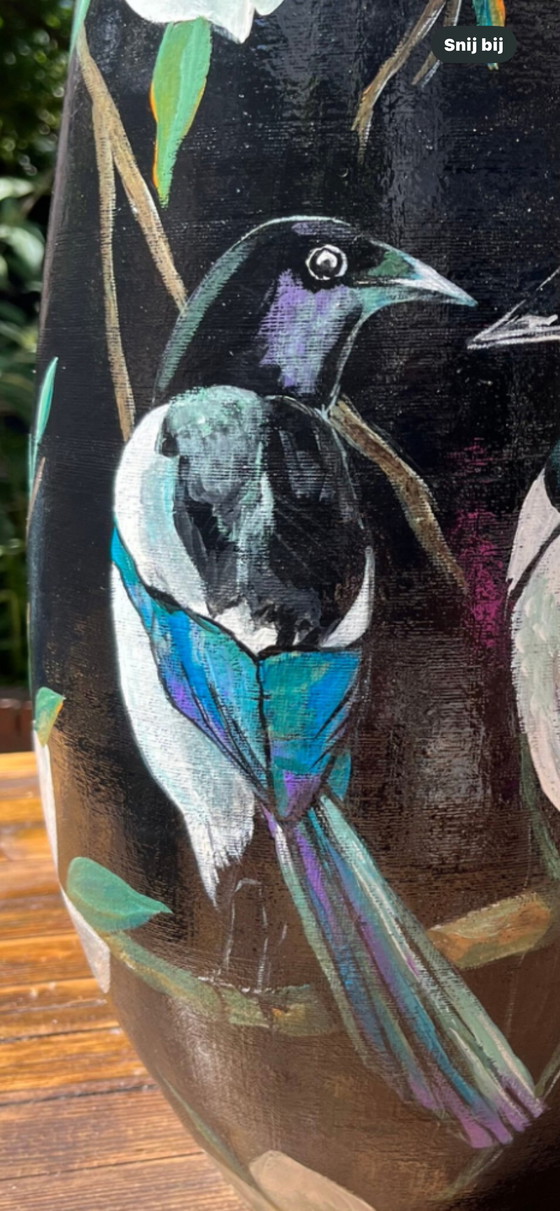 Image 1 of Handbemalte Vase 'Magpies'.
