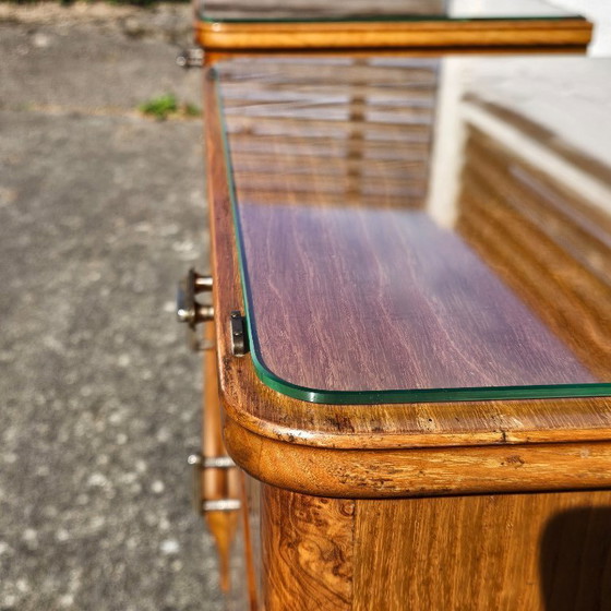 Image 1 of 2 tables de chevet Art déco françaises anciennes - Ensemble de 2 tables de chevet en loupe de bois et verre - Années 30