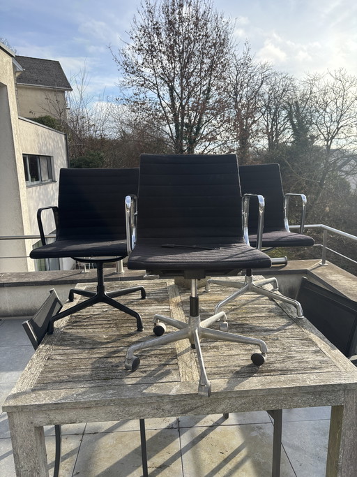 Vitra EA 107 en EA117 stoelen