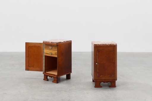 Coppia di comodini Art Déco in rovere con piano in marmo, Francia ca. 1925