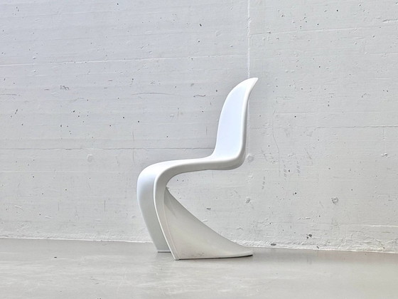 White chairs in the style of the Panton Chair – Space Age, 1970s – Side chairs, Plastic (photo 6 of 15)