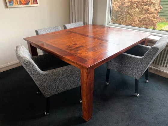 Image 1 of Mesa de comedor de teca maciza para 4-6 personas.