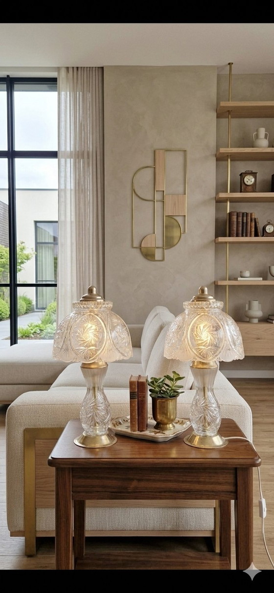 Image 1 of Paire de lampes de table en cristal taillé et laiton doré - Production européenne 1950