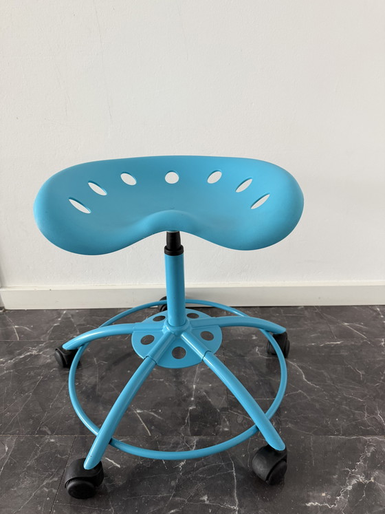Taburete con forma de tractor de IKEA – Metal, Plastic (photo 4 of 5)