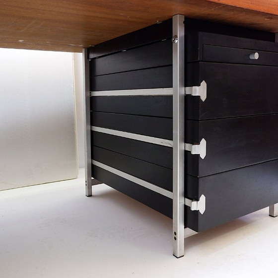 Image 1 of Escritorio compuesto por pedestales de madera de Bergwood y tablero con chapa de madera Boomerang - década de 1970