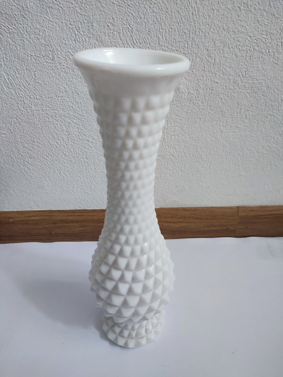 Image 1 of Seventies Retro Witte opaline wit glas glazen vaas diamant patroon 