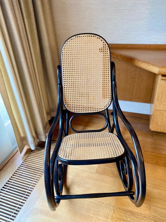 Splendido set di 2 sedie a dondolo vintage Thonet (1987) – Condizioni eccellenti – Wood, Rattan (photo 8 of 11)