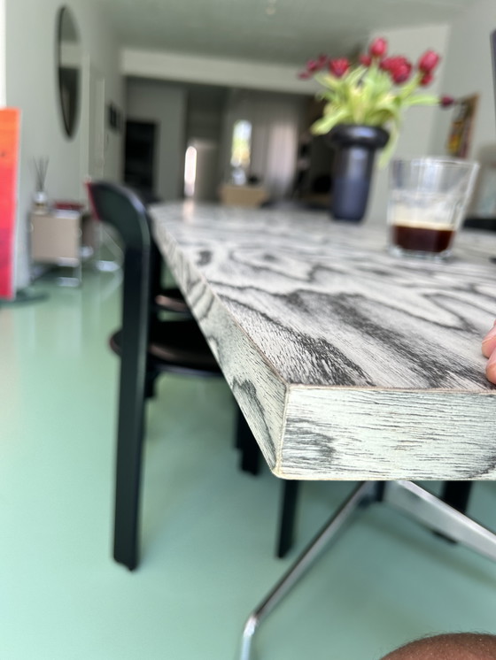 Image 1 of Kundenspezifischer ALPI-Holztisch mit Herman Miller-Fuß