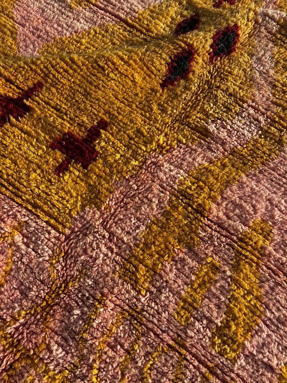 Image 1 of Tapis marocain moderne en laine 160x260 cm – Tapis berbère fait main avec motif abstrait jaune et rose.