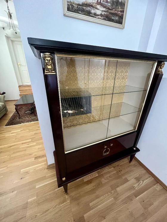 Image 1 of Vetrina vintage in stile Impero francese. Vetrina Art Déco con elementi in ottone su legno di mogano e tessuto broccato