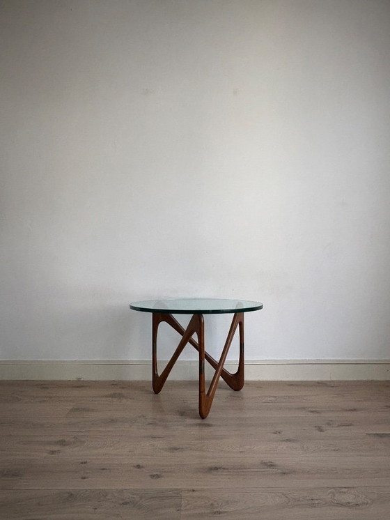 Image 1 of Tavolo rotondo in vetro e noce del Medioevo, California, anni 2000