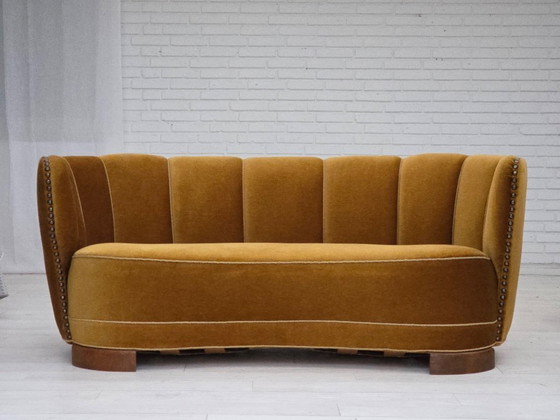 Image 1 of Deense "Banan" tweezitsbank uit de jaren 60, origineel olijfgroen meubelvelours.