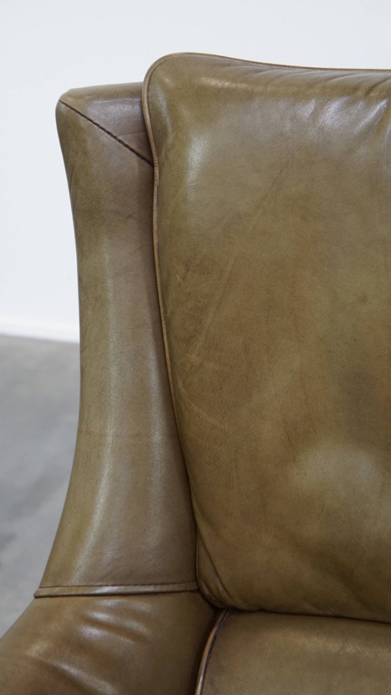 Image 1 of Poltrona in pelle di mucca verde oliva rifinita con chiodi decorativi