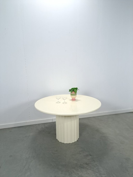 Runder, cremefarbener Esstisch mit gerippten Beinen